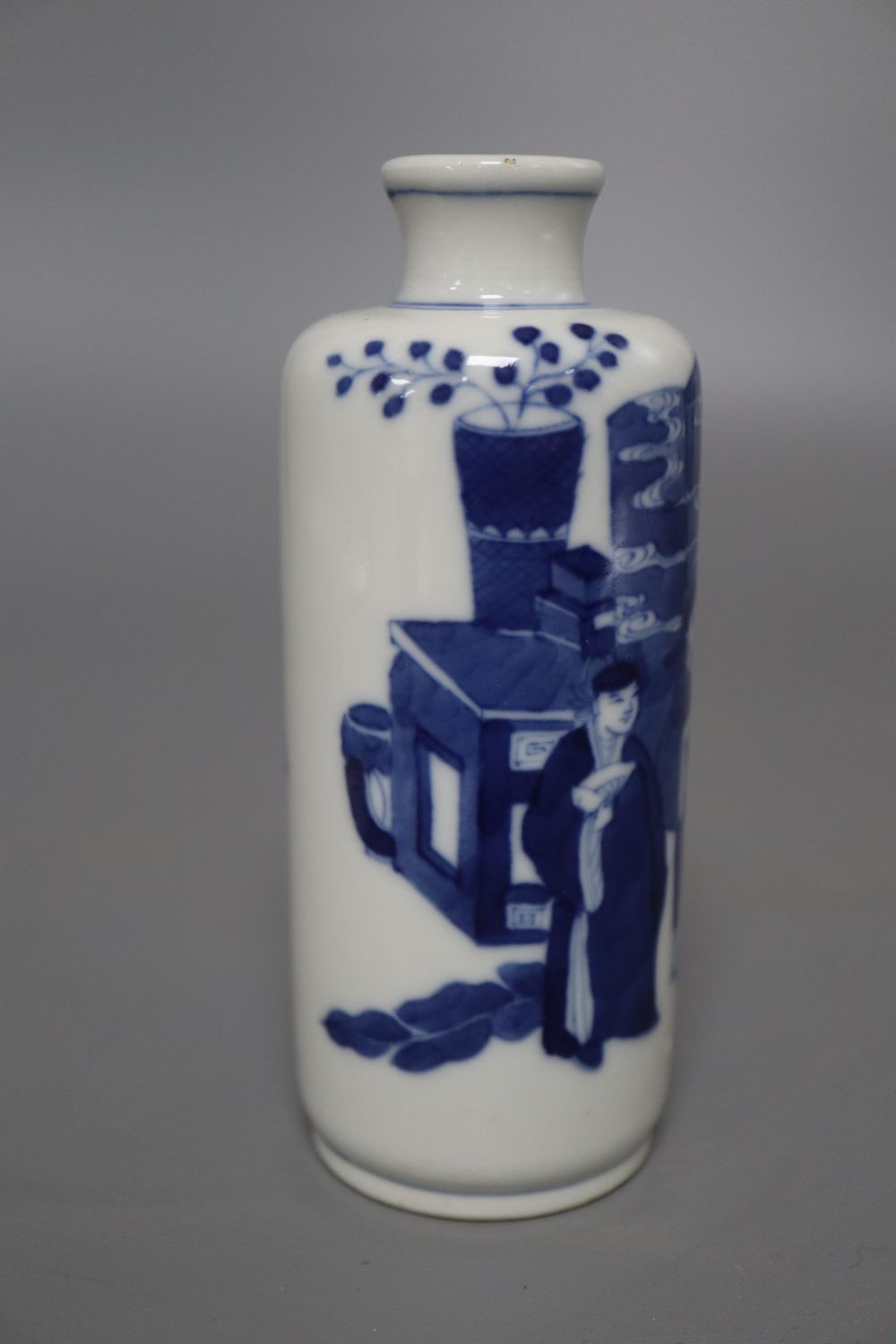 A small Chinese blue and white vase, height 13.5cm